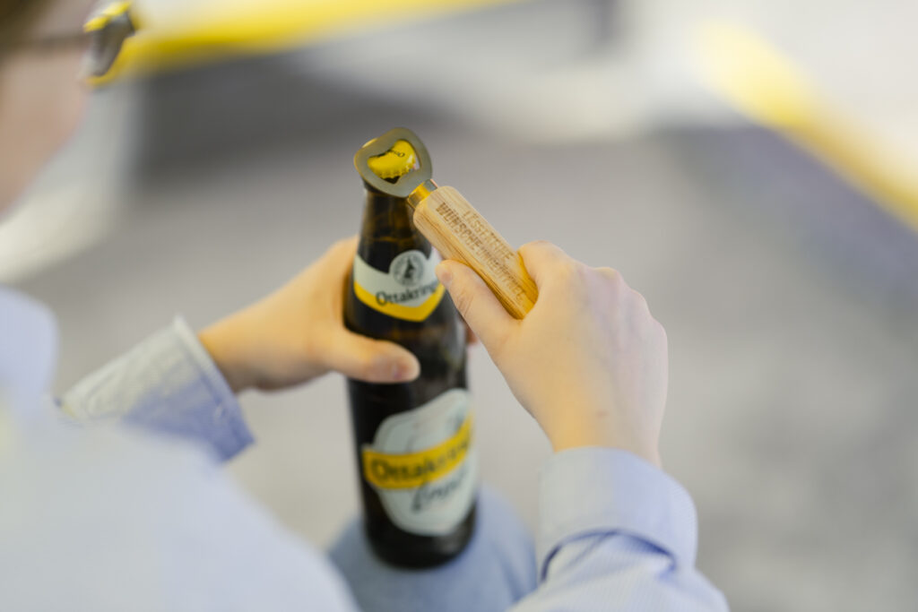 Werbefotografie/Produktfotografie einer Bierflasche, die geöffnet wird