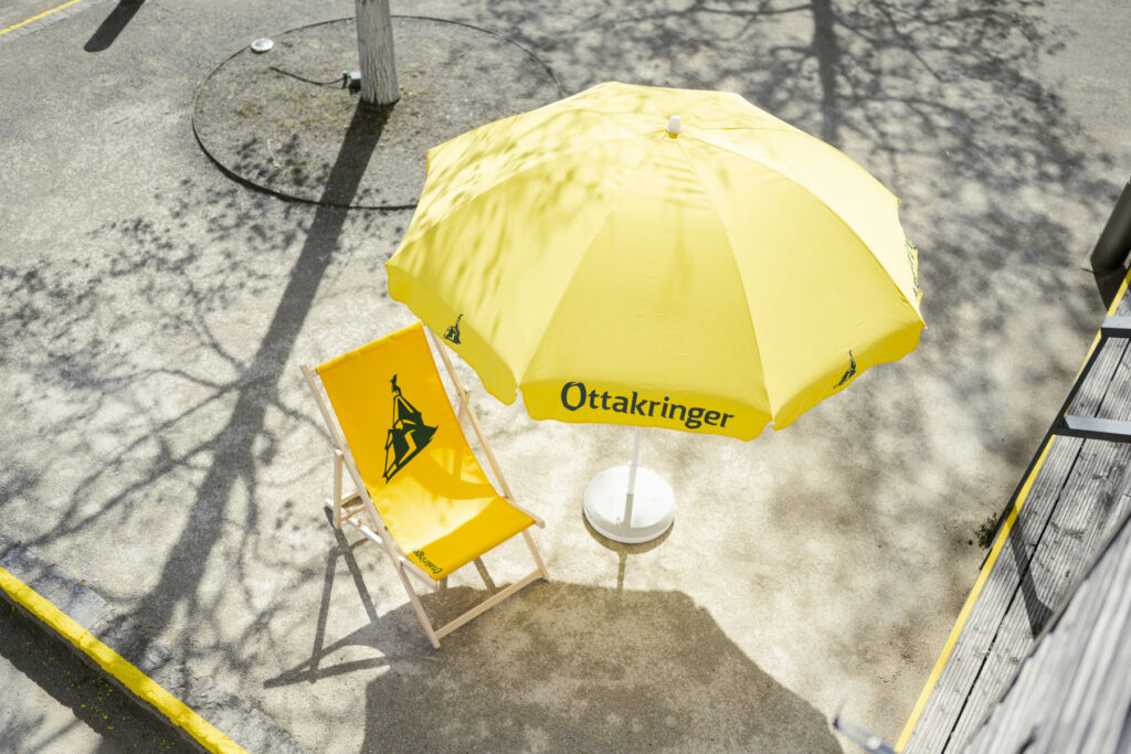 Werbefotografie/Produktfotografie eines Sonnenschirms und einer Sonnenliege mit dem Aufschrift "Ottakringer"