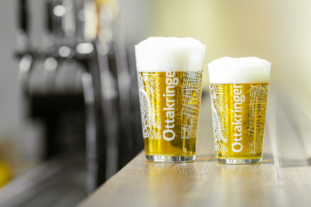 Werbefotografie/Produktfotografie von zwei Biergläsern der Ottakringer Brauerei auf einer Bar stehend