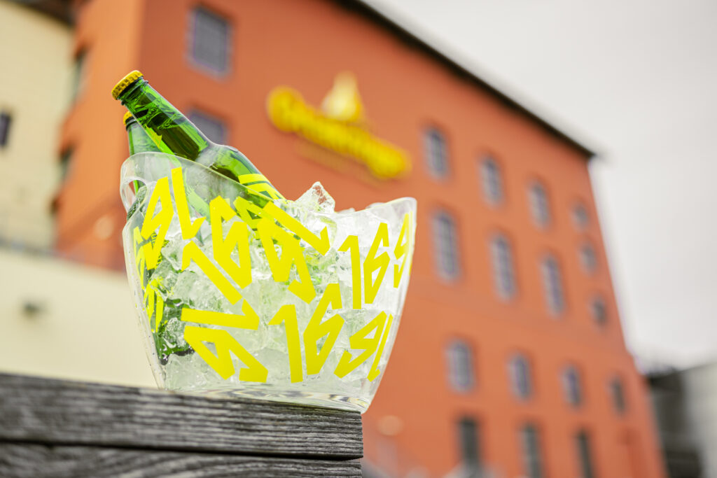 Werbefotografie/Produktfotografie eines Gefäßes mit Eiswürfeln und Bier darin