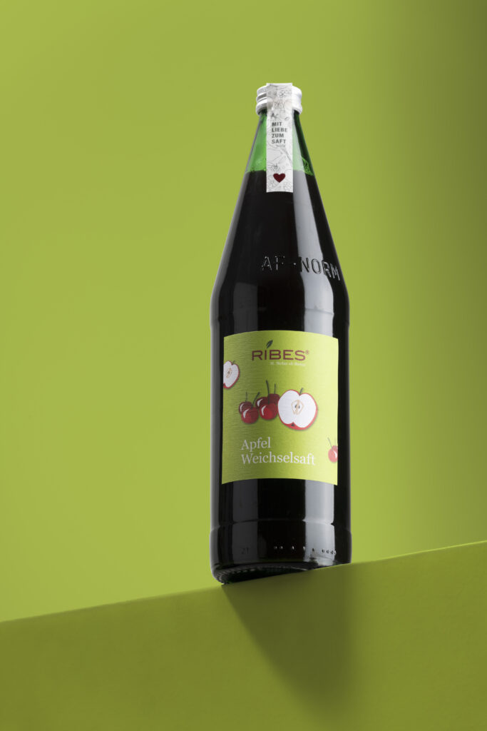Produktfotografie einer Saftflasche der Firma Ribes vor grünem Hintergrund