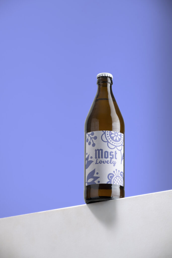 Produktfotografie einer Saftflasche der Firma Ribes vor blauem Hintergrund