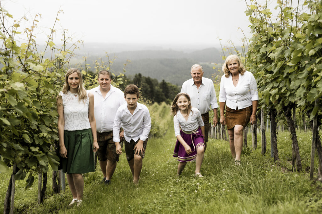 Werbefotografie- Familie Herbst geht durch den Weingarten